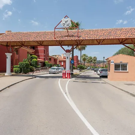 Apartman Stylish 2-bed With Large Terrace & Pool *