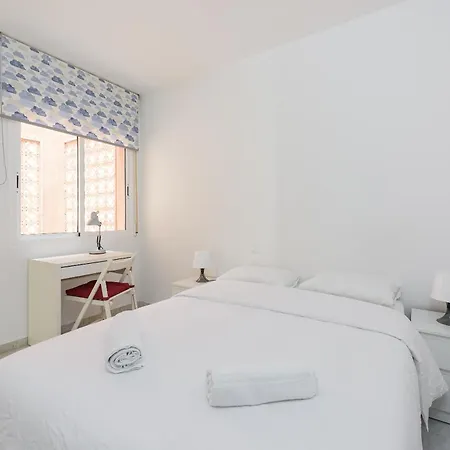 Stylish 2-bed With Large Terrace & Pool 马尔韦利亚