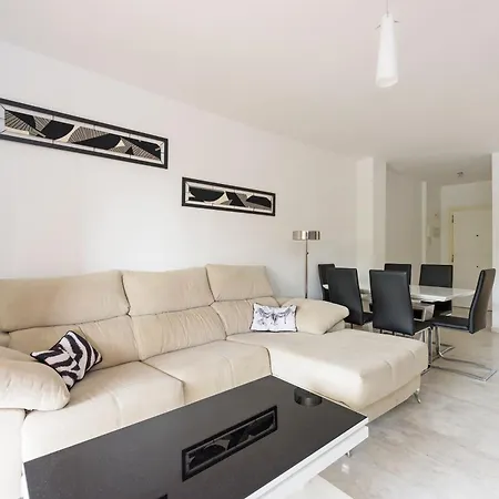 Stylish 2-bed With Large Terrace & Pool * מארבלה