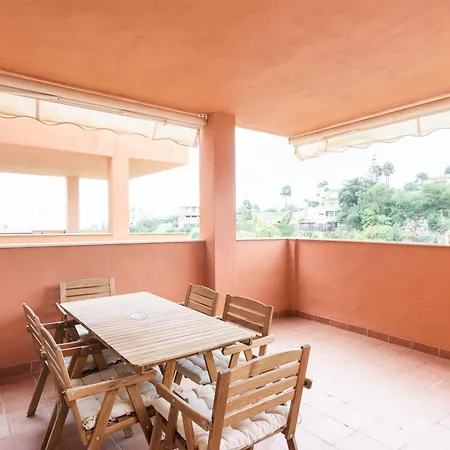 Stylish 2-bed With Large Terrace & Pool דירה