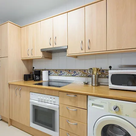 Stylish 2-bed With Large Terrace & Pool 公寓 马尔韦利亚