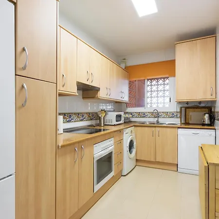 Stylish 2-bed With Large Terrace & Pool * 马尔韦利亚