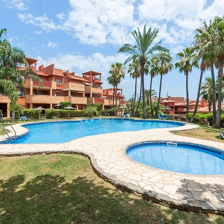 Stylish 2-bed With Large Terrace & Pool 马尔韦利亚