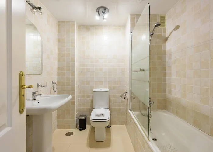 Stylish 2-bed With Large Terrace & Pool *