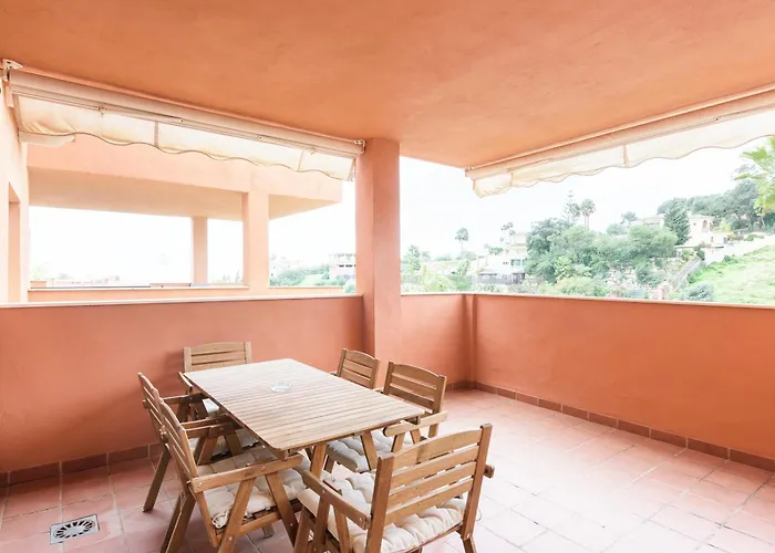 Stylish 2-bed With Large Terrace & Pool Appartamento