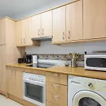 Stylish 2-bed With Large Terrace & Pool Apartamento Marbella