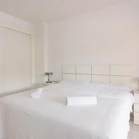 Апартаменты Stylish 2-bed With Large Terrace & Pool *