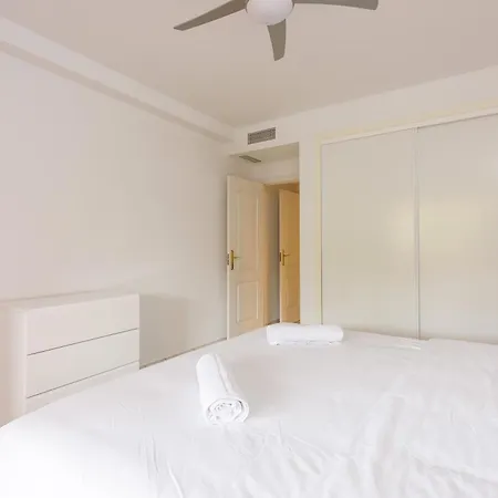 Stylish 2-bed With Large Terrace & Pool 아파트