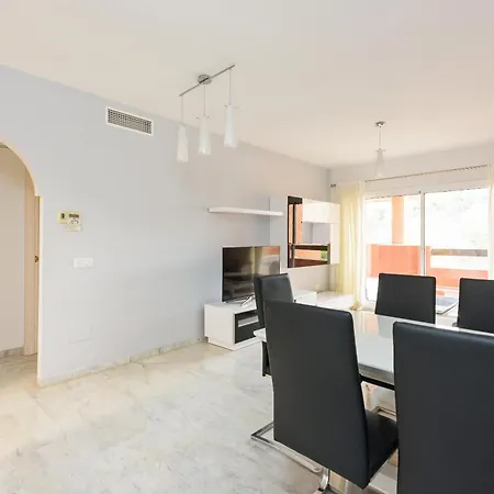 Stylish 2-bed With Large Terrace & Pool 公寓 *