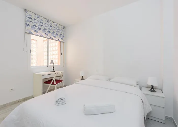 Stylish 2-bed With Large Terrace & Pool 马尔韦利亚