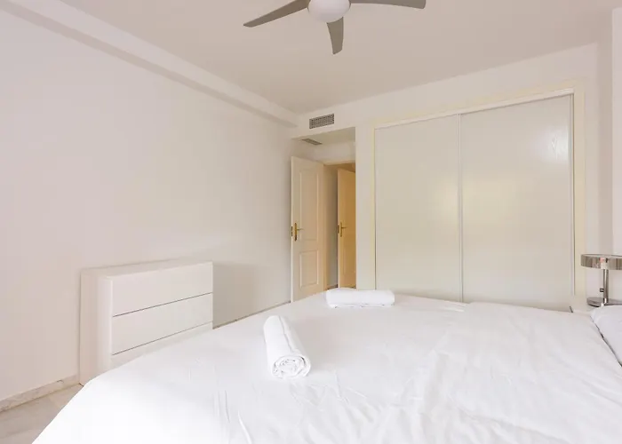 Stylish 2-bed With Large Terrace & Pool 公寓