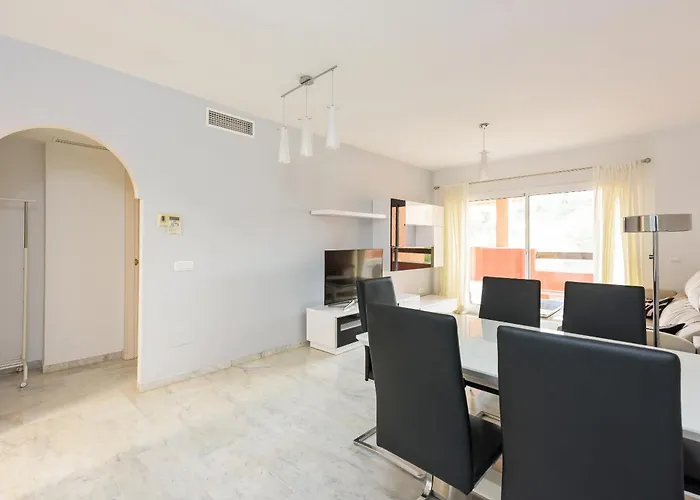 Stylish 2-bed With Large Terrace & Pool 公寓 *