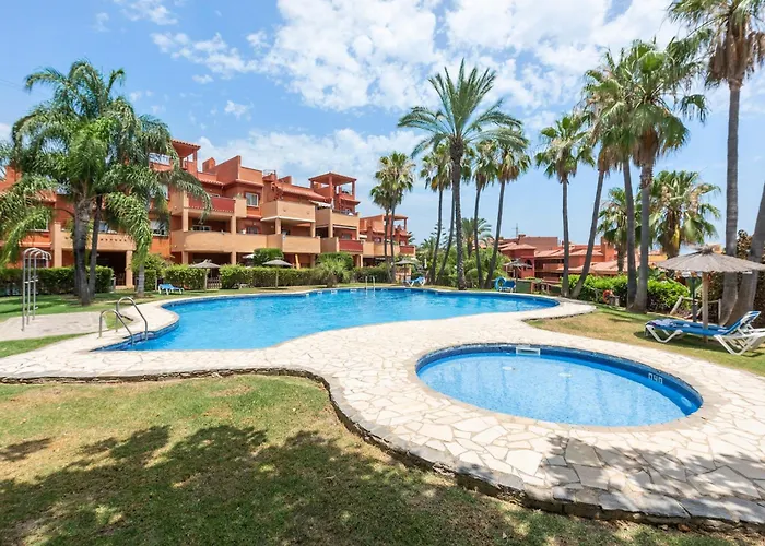 Stylish 2-bed With Large Terrace & Pool 马尔韦利亚